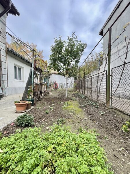 Polona Dorobanti, casa 4 camere 155 mp, curte 424 mp, garaj, beci